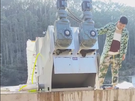 廣東河源養(yǎng)豬場疊螺機402案例分析